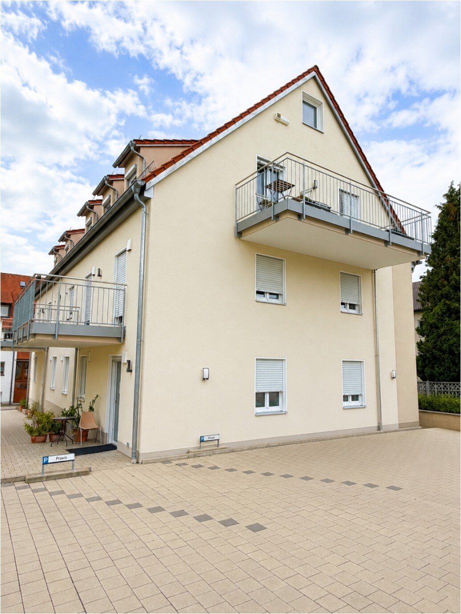 Hausansicht mit Stellpl�tzen Etagenwohnung Leipheim