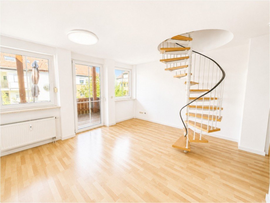 Wohnbereich mit Wendeltreppe ins Dachstudio Etagenwohnung Burgau