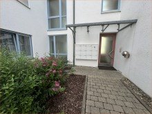 Hauseingang FERIENVERMIETUNG? GERNE! 
SELBSTEINZUG? ABER JA!