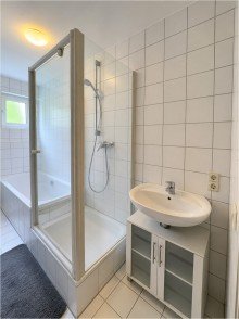 Badezimmer Mehrfamilienhaus mit Garage und Stellplatz - Wohnen oder investieren dank freiem DG