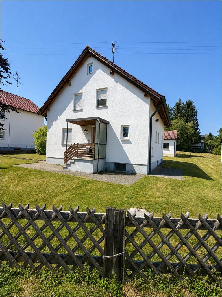 Hausansicht Stra�e Roggenburg-Schie�en Einfamilienhaus Gro�es Grundst�ck mit H�uschen aus Omas Zeiten- viel Platz f�r Ihre Wohntr�ume und die Zukunft