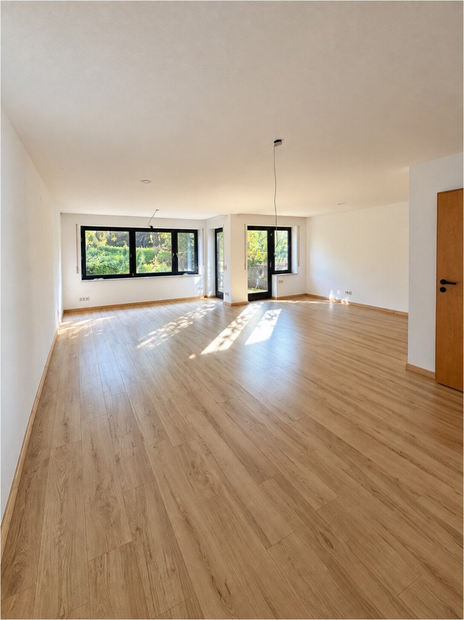 UG Einliegerwohnung Schlaf-und Wohnraum mit Zugang zum unteren Sitzplatz Doppelhaush�lfte G�nzburg