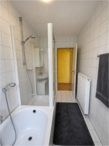 Bad EG Mehrfamilienhaus mit Garage und Stellplatz - Wohnen oder investieren dank freiem DG