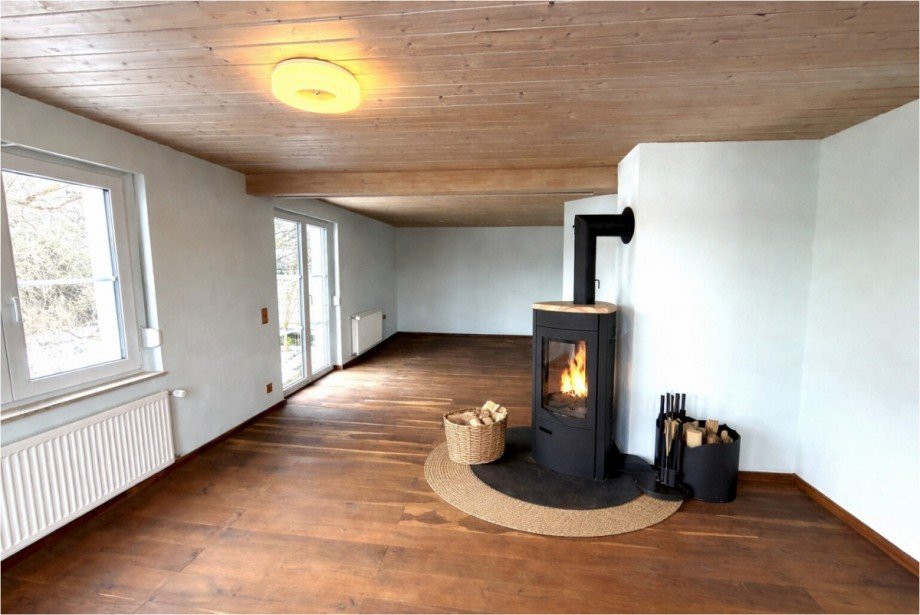 Wohnbereich mit Kamin Einfamilienhaus Roggenburg / Schie�en