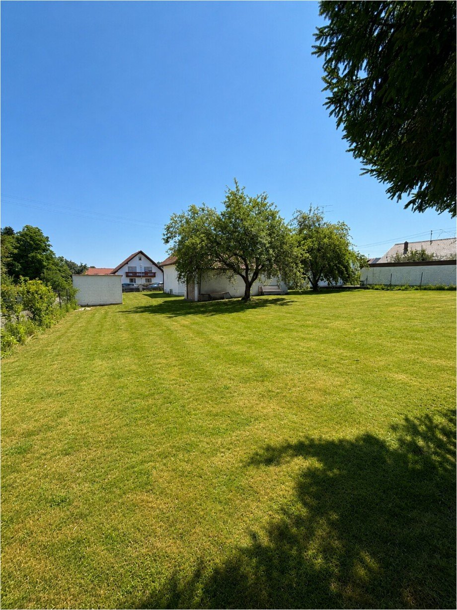 Garten mit Haus Einfamilienhaus Roggenburg-Schie�en