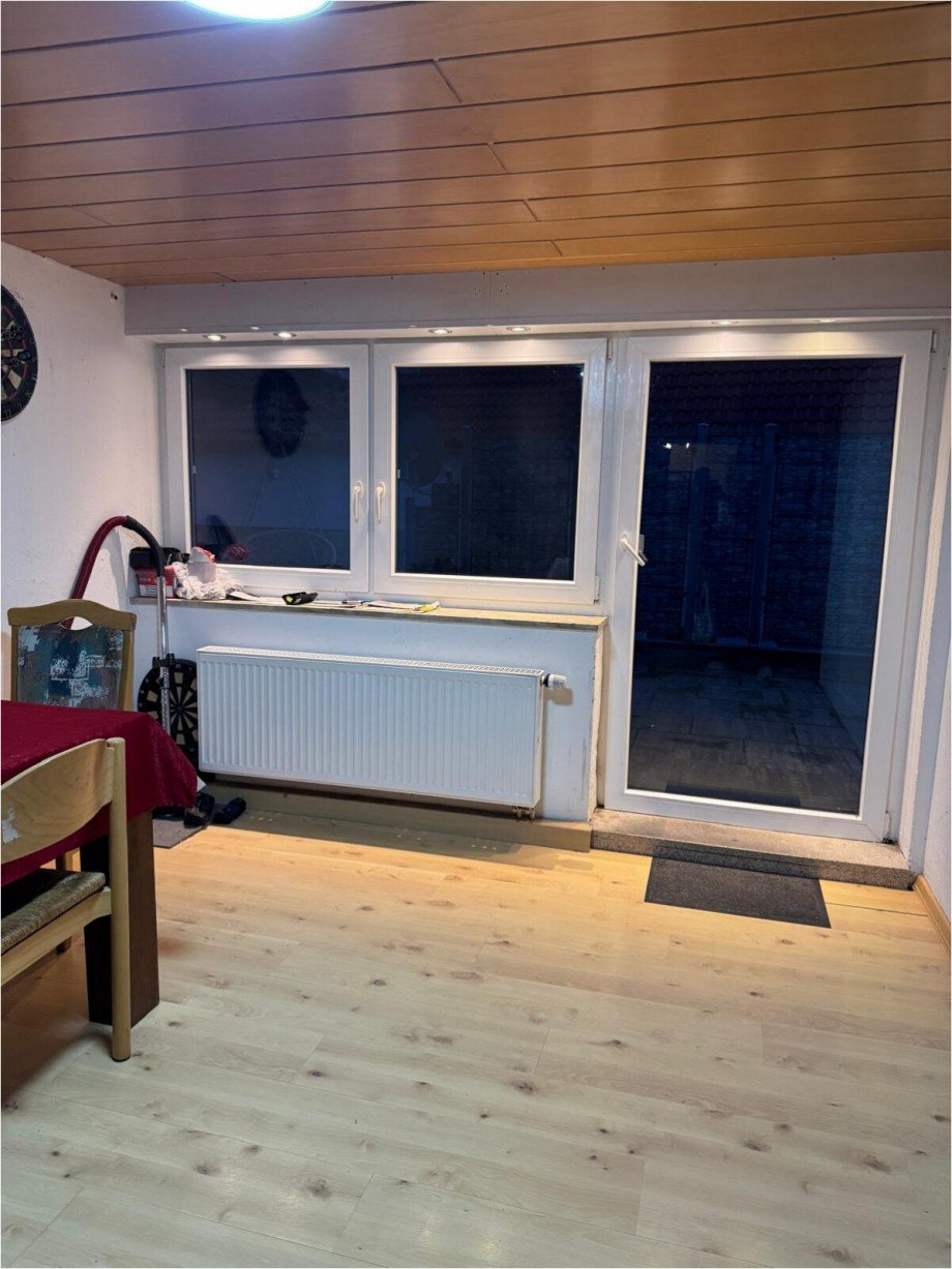 Gro�z�giger Wohnbereich mit Zugang zum Balkon Maisonettewohnung K�tz / Kleink�tz