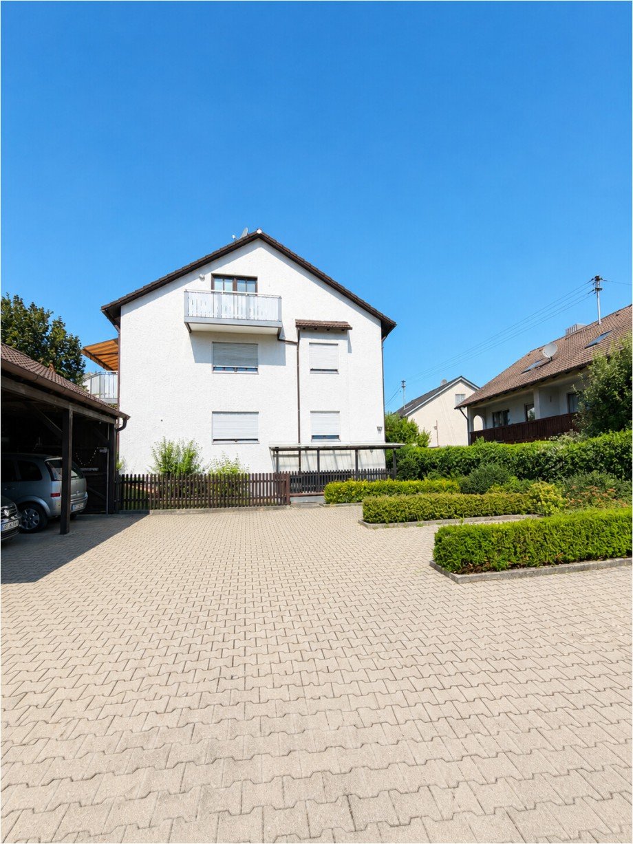 Hausansicht mit Stellpl�tzen Erdgeschosswohnung Fischach