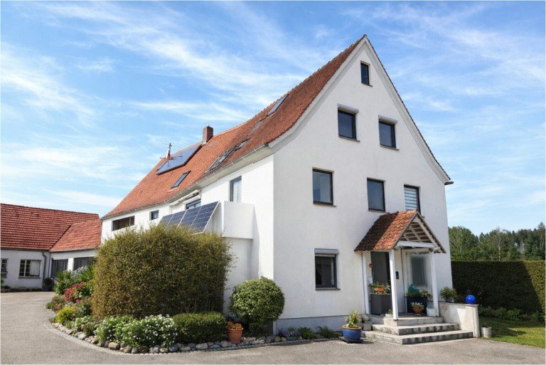 Hausansicht Fischach Etagenwohnung Wohnen mit Freiraum: Gro�z�gige Wohnung �ber 2 Etagen im OG und DG mit Balkon & vielen M�glichkeiten