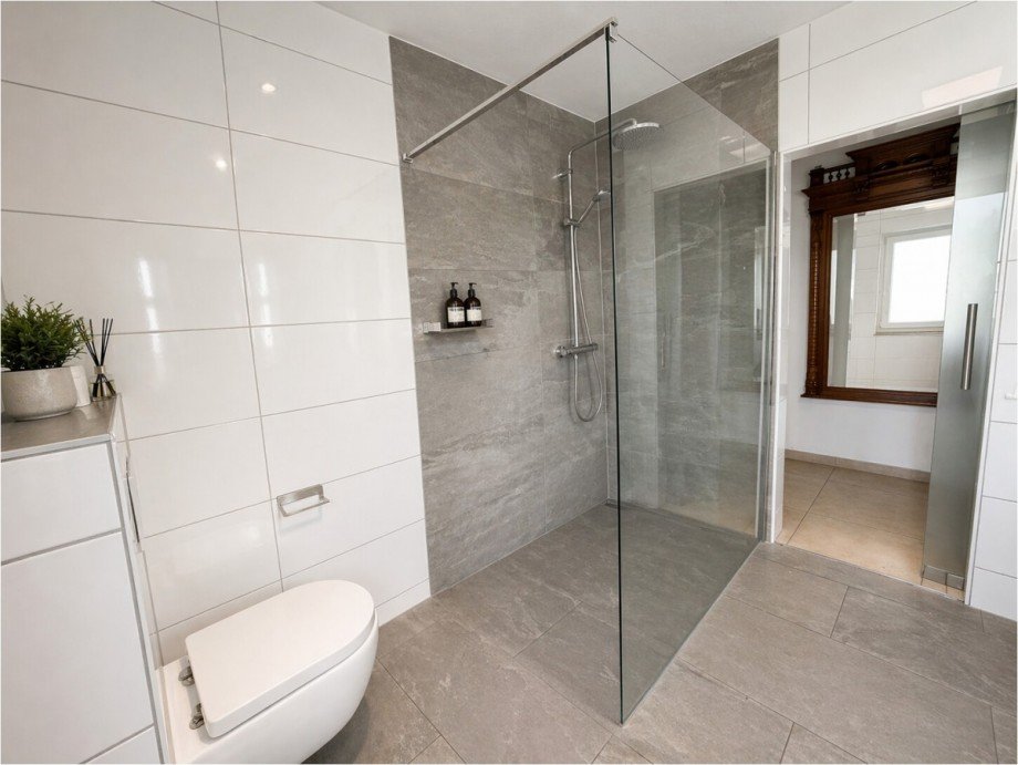 Badezimmer mit begehbarer Dusche Erdgeschosswohnung Burgau