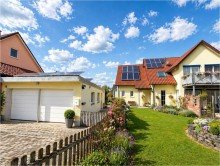 Hausansicht mit Doppelgarage Wo Wohntr�ume wahr werden-Familienidyll mit Einliegerwohnung im ruhigen wundersch�nen Gartenparadies
