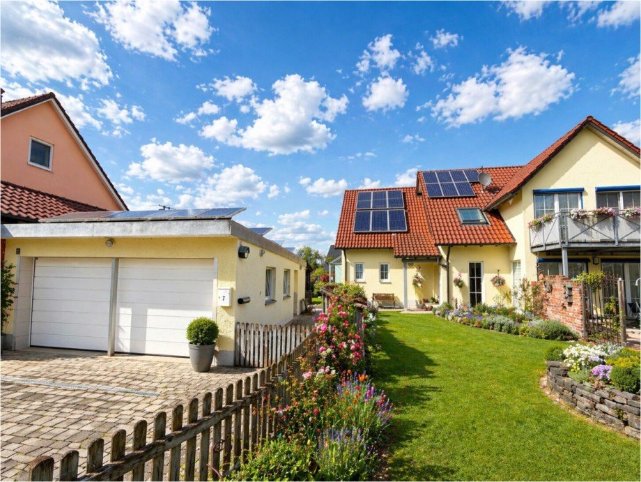 Hausansicht mit Doppelgarage Einfamilienhaus Kutzenhausen / Maingr�ndel