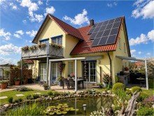 Hausansicht mit Gartenteich Wo Wohntr�ume wahr werden-Familienidyll mit Einliegerwohnung im ruhigen wundersch�nen Gartenparadies